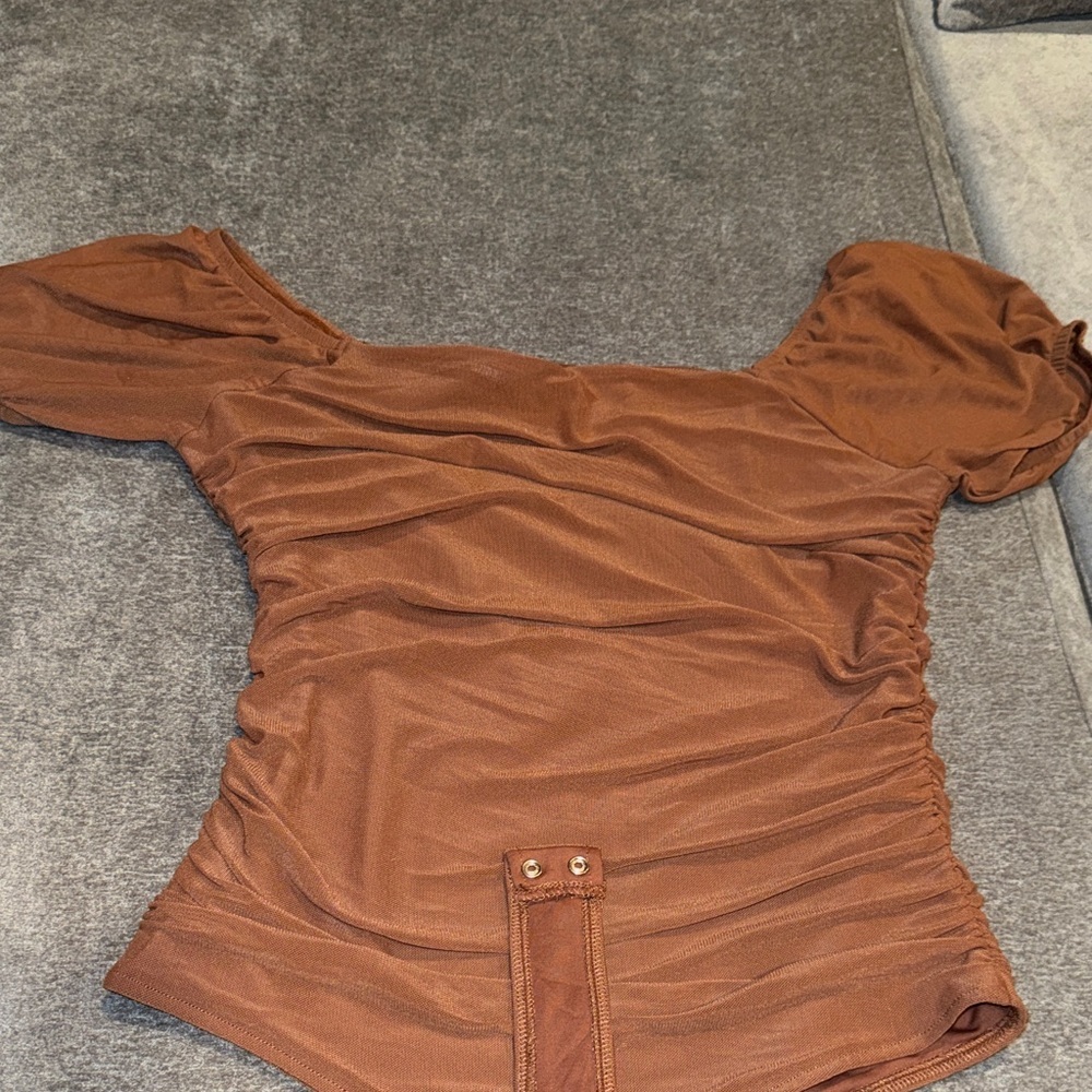 PINKM STYLE- NWOT Women’s Brown Short Sleeve Ruched bodysuit Size Medium - Picture 11 of 12